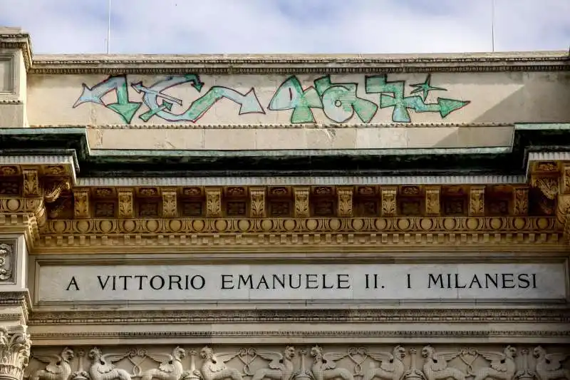 graffiti sul frontone della galleria vittorio emanuele ii a milano 2