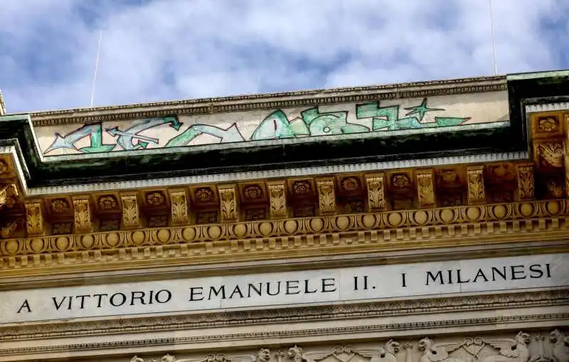 graffiti sul frontone della galleria vittorio emanuele ii a milano 3