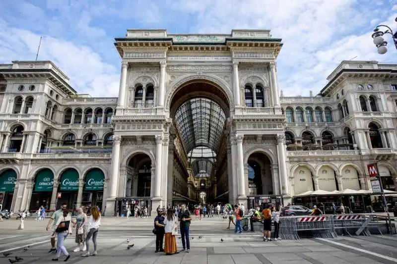 graffiti sul frontone della galleria vittorio emanuele ii a milano 4