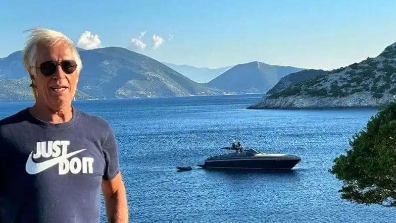 il post di giovanni malagò con lo yacht sullo sfondo 