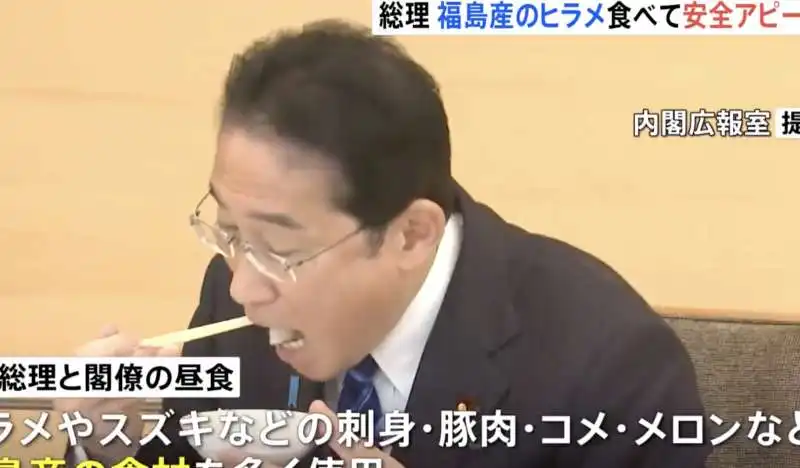 il primo ministro giapponese kishida e dei ministri si mangiano il pesce di fukushima   5