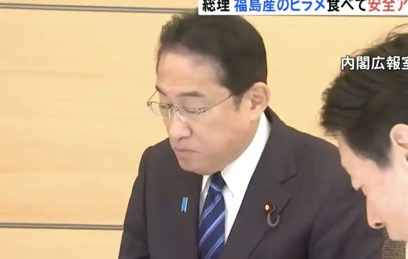 il primo ministro giapponese kishida e dei ministri si mangiano il pesce di fukushima   4