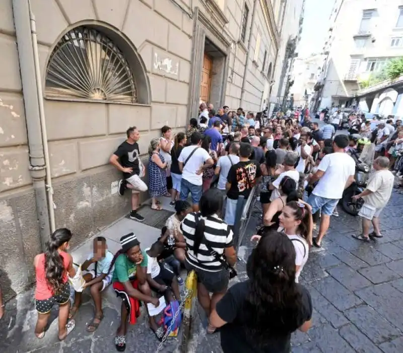 in fila per la social card a napoli 