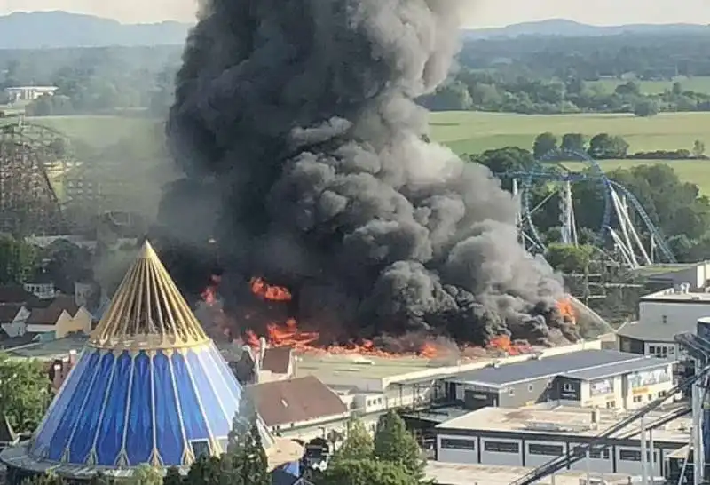 incendio al parco divertimenti europa park di rust, in germania    1