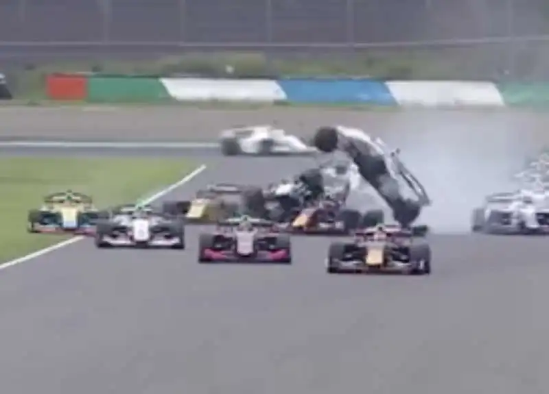 INCIDENTE IN UNA GARA DI SUPER FORMULA GIAPPONESE    