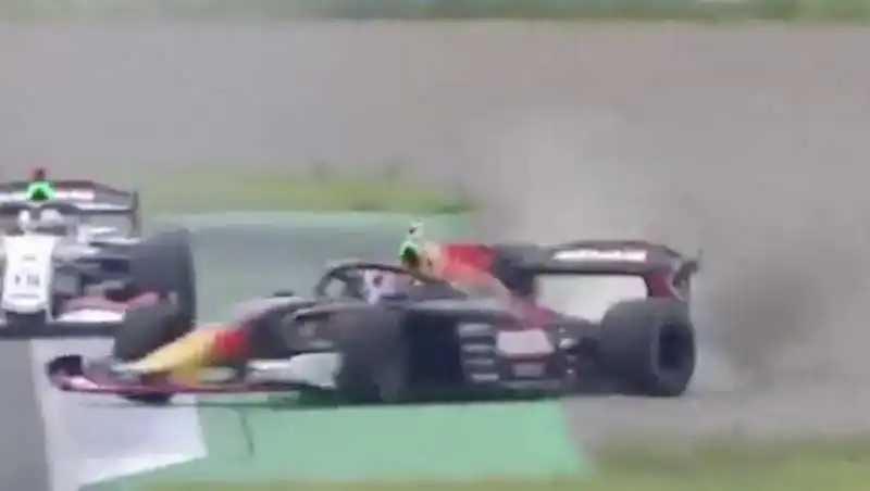 INCIDENTE IN UNA GARA DI SUPER FORMULA GIAPPONESE 