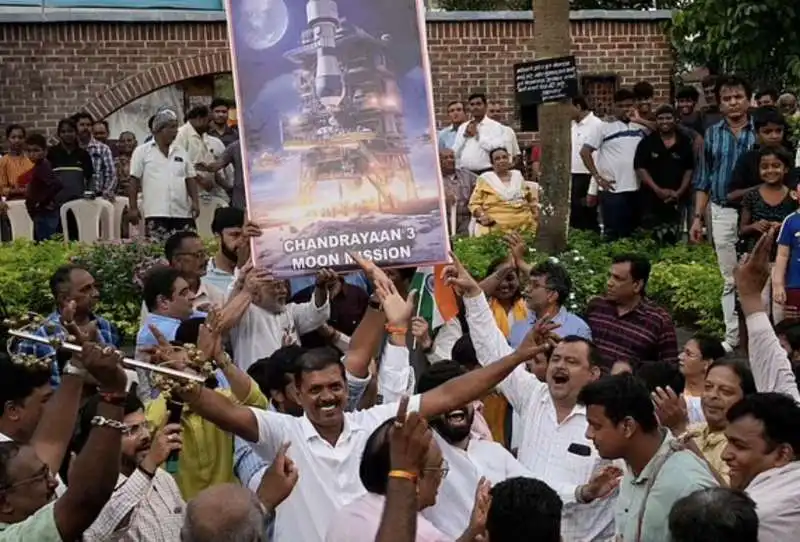 indiani felici per l allunaggio della sonda  chandrayaan 3 