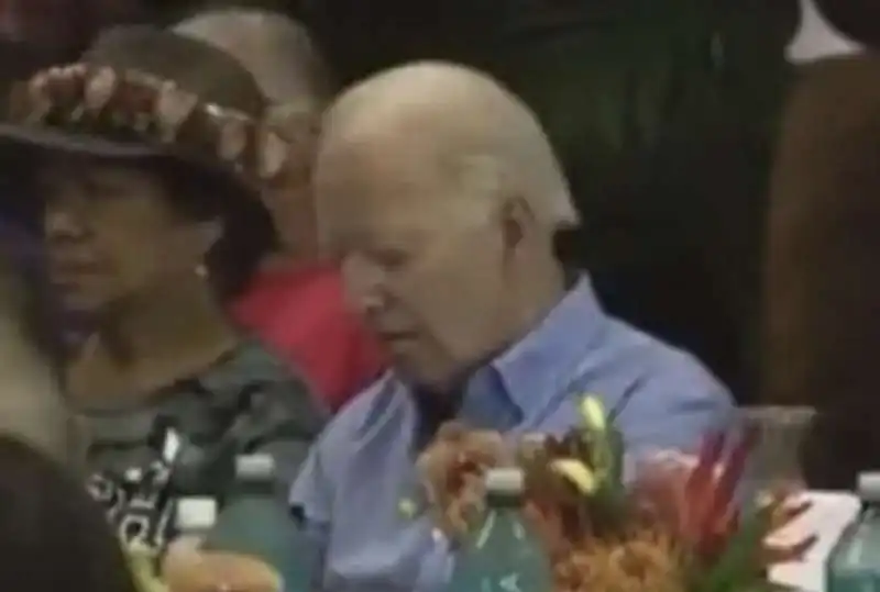 joe biden sembra addormentato all incontro con le vittime dell incendio alle hawaii  