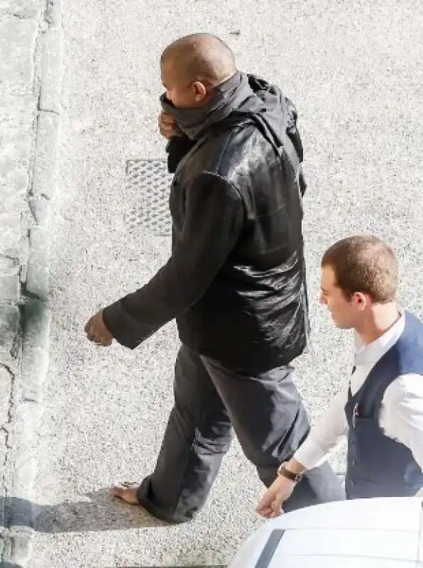 kanye west a piedi nudi a firenze 1