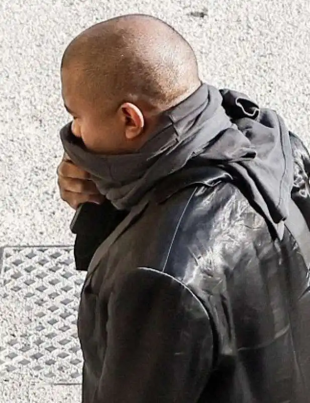 kanye west a piedi nudi a firenze 2