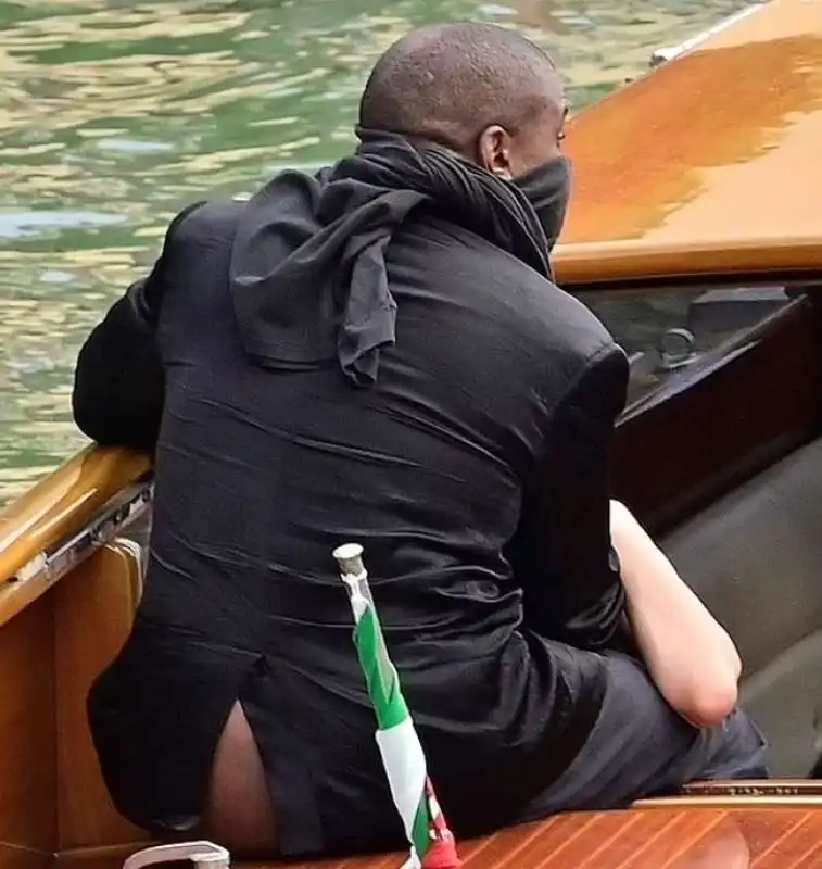 kanye west e bianca censori a venezia 15