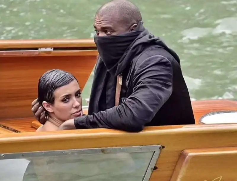 kanye west e bianca censori a venezia 18