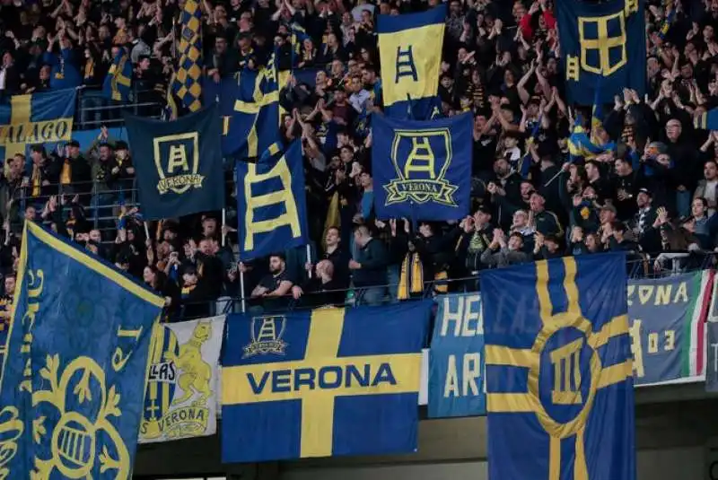 LA CURVA DEI TIFOSI DELL HELLAS VERONA - STADIO BENTENGODI