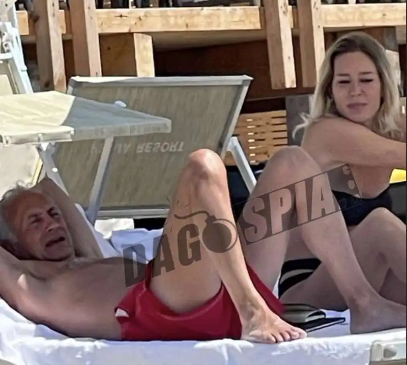 marco travaglio al praia art resort, in calabria, con giorgia solari   2