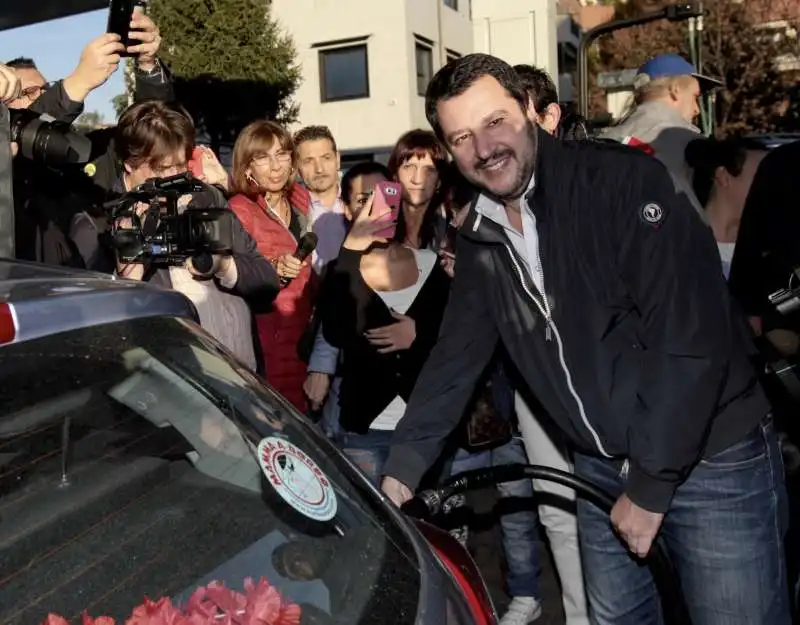 MATTEO SALVINI METTE BENZINA  