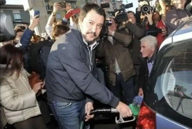 MATTEO SALVINI METTE BENZINA 