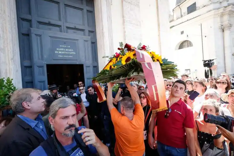 MAZZO DI FIORI DEL COMUNE DI ROMA AI FUNERALI DI MICHELA MURGIA