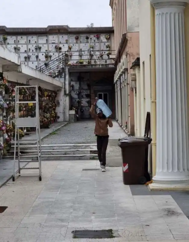  migranti al cimitero di ventimiglia