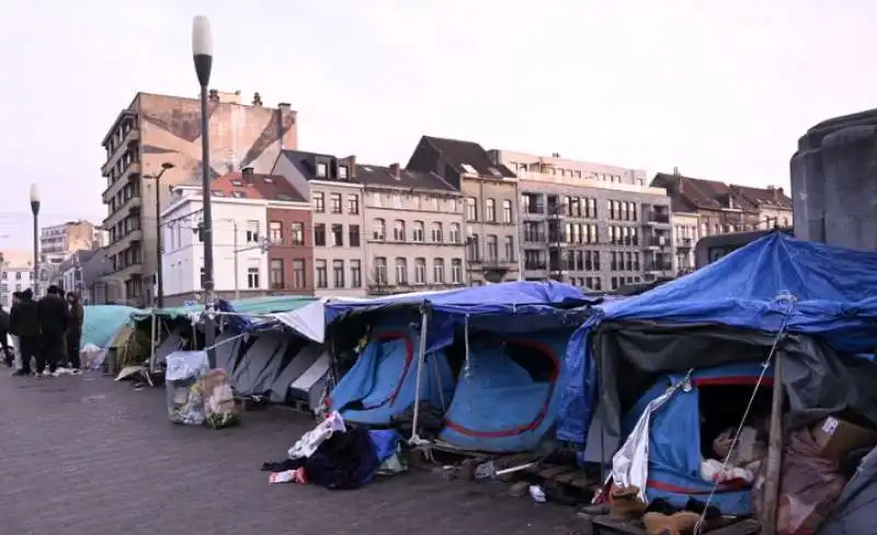 migranti davanti al centro d accoglienza petit chateau di bruxelles 1