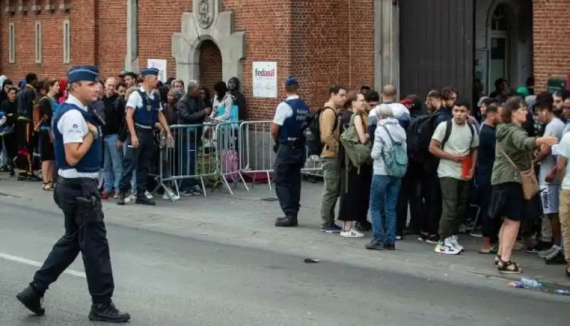 migranti davanti al centro d accoglienza petit chateau di bruxelles