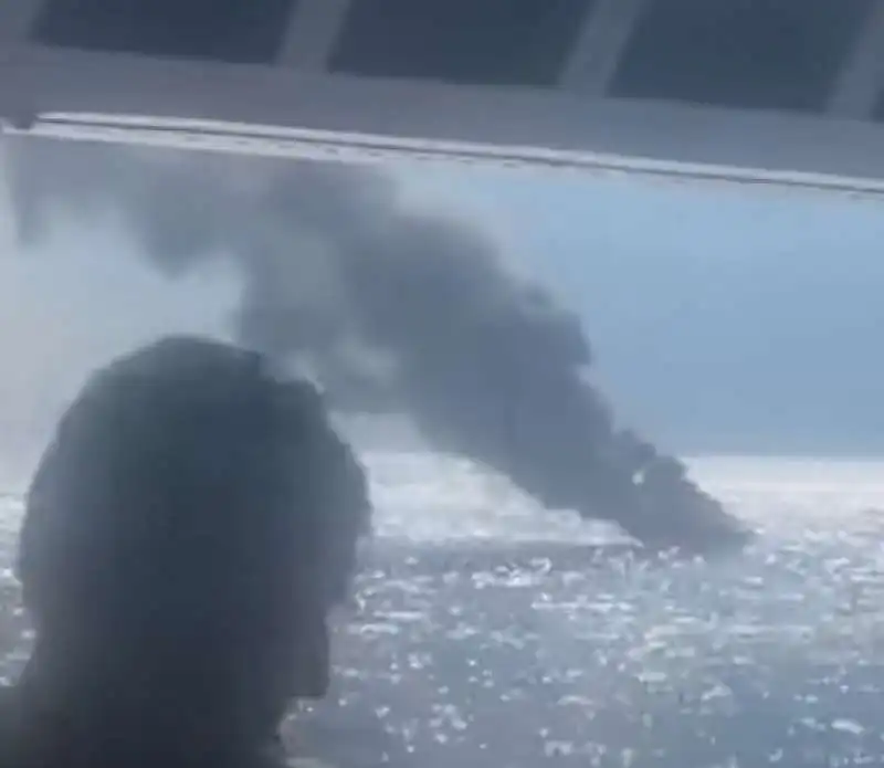 motoscafo prende fuoco a capri   5