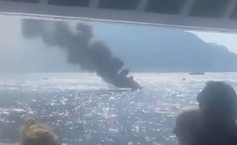 motoscafo prende fuoco a capri   6