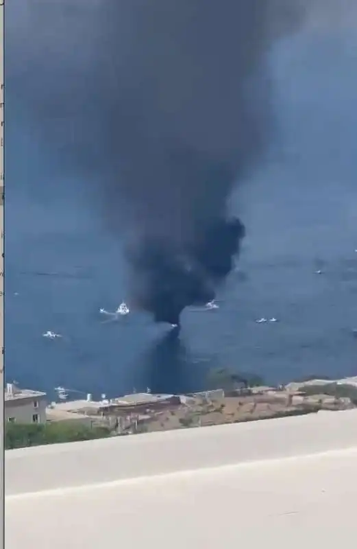 motoscafo prende fuoco a capri   7