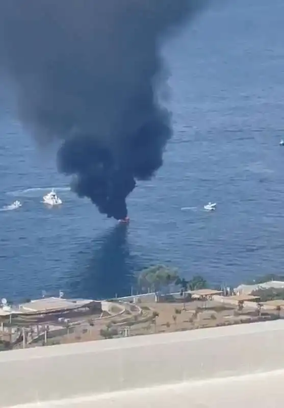 motoscafo prende fuoco a capri   8