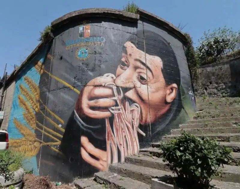 murale con toto a Gragnano - napoli