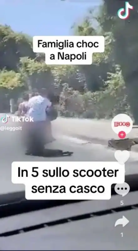 napoli   in cinque sullo scooter senza casco 5