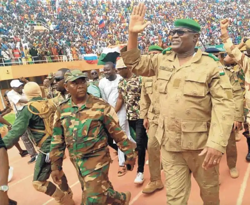 NIGER - I GOLPISTI ACCLAMATI ALLO STADIO ALLA FOLLA