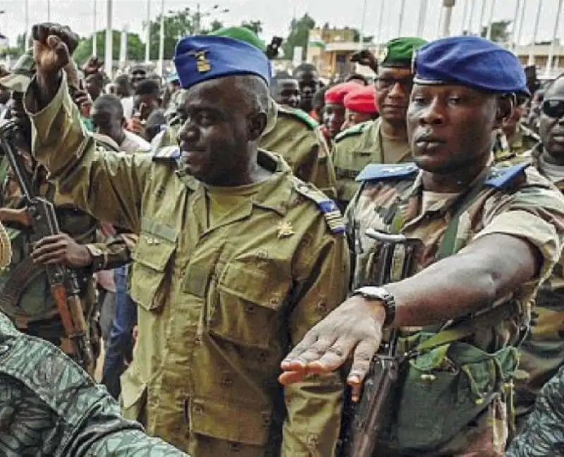 NIGER - I GOLPISTI ACCLAMATI ALLO STADIO ALLA FOLLA