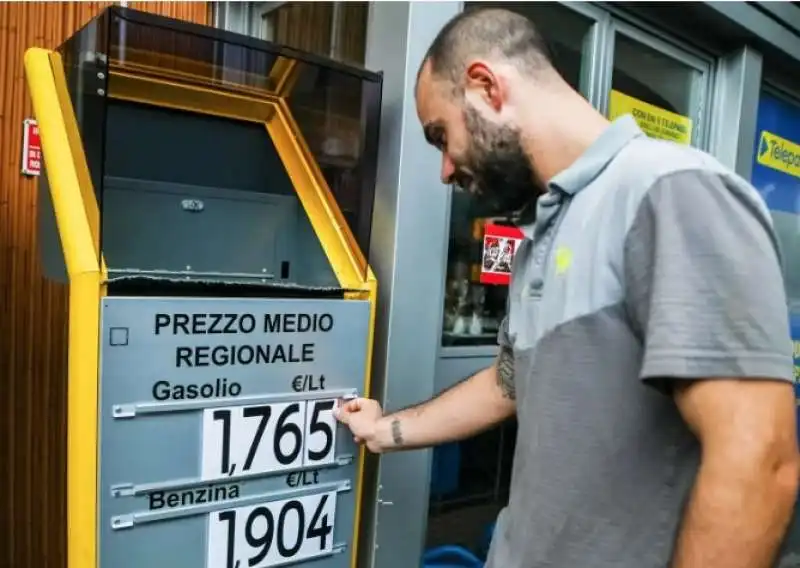 NUOVI CARTELLONI CON IL PREZZO MEDIO DI BENZINA E DIESEL