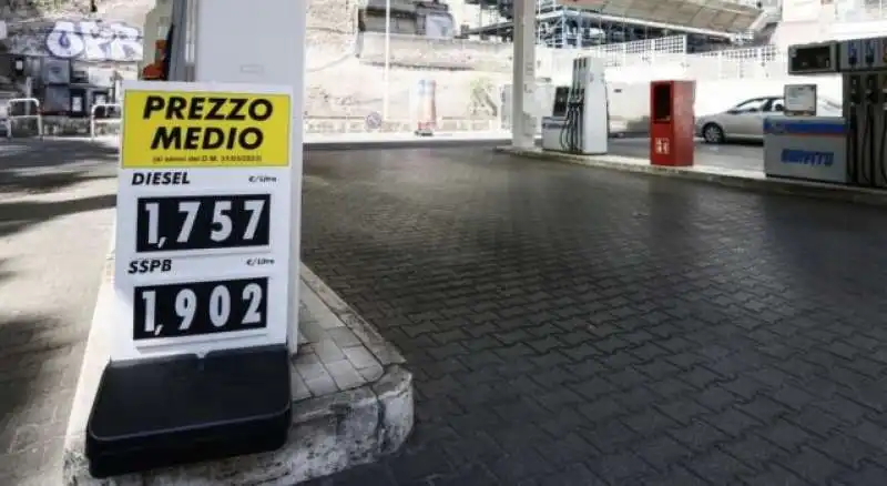 NUOVI CARTELLONI CON IL PREZZO MEDIO DI BENZINA E DIESEL