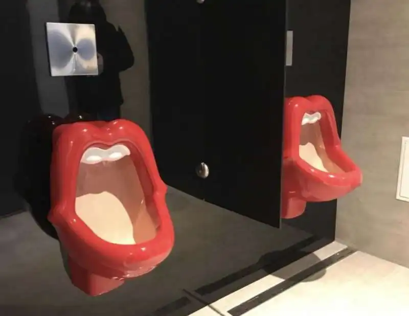 ORINATOI A FORMA DI BOCCA DELLA PALESTRA MCFIT DI TORINO 1