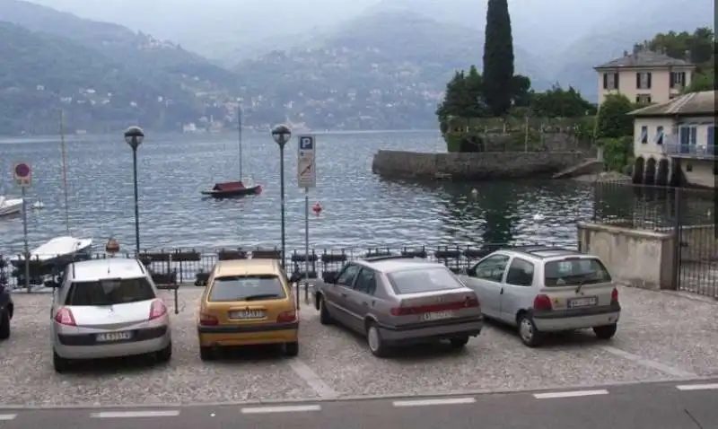 parcheggio a laglio