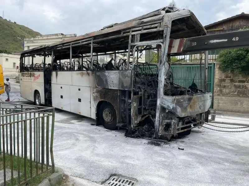 POZZUOLI - UOMO LANCIA BUS CONTRO IL COMUNE E GLI DA FUOCO 