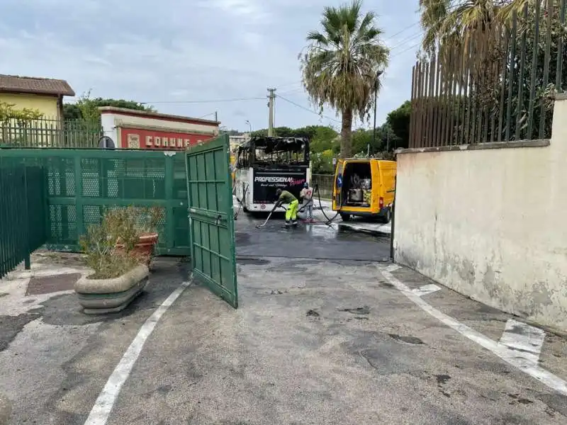 POZZUOLI - UOMO LANCIA BUS CONTRO IL COMUNE E GLI DA FUOCO 