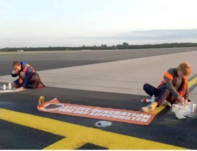 protesta degli attivisti di ultima generazione all aeroporto di amburgo 2