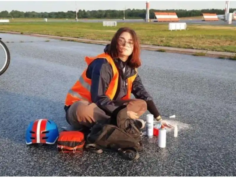 protesta degli attivisti di ultima generazione all aeroporto di amburgo 5