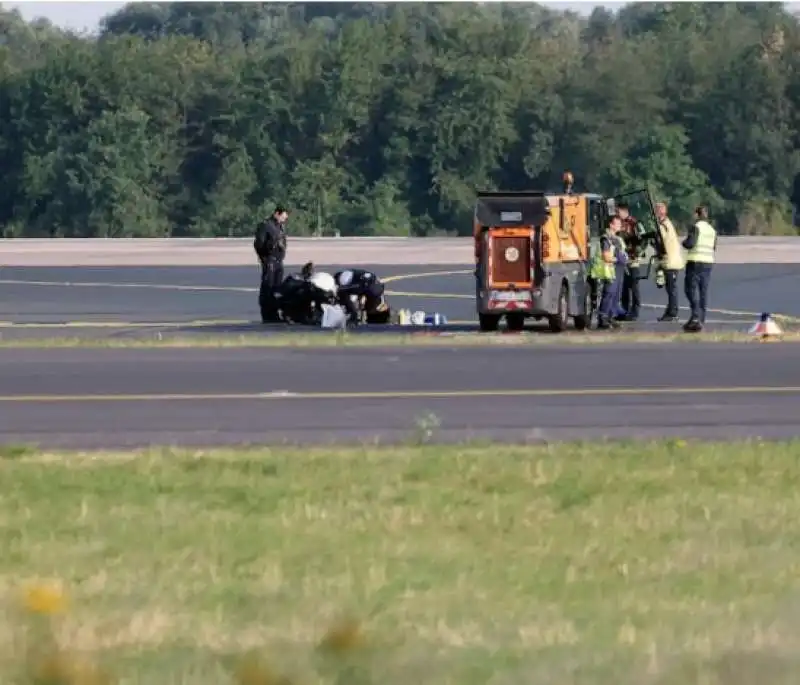 protesta degli attivisti di ultima generazione all aeroporto di amburgo 7