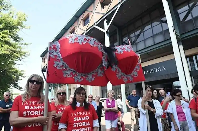 protesta dei dipendenti di la perla 4