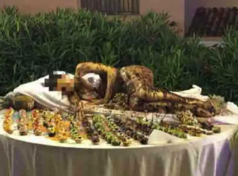 RAGAZZA RICOPERTA DI CIOCCOLATA E SERVITA AL BUFFET DI Voi Colonna Hotel di Golfo Aranci