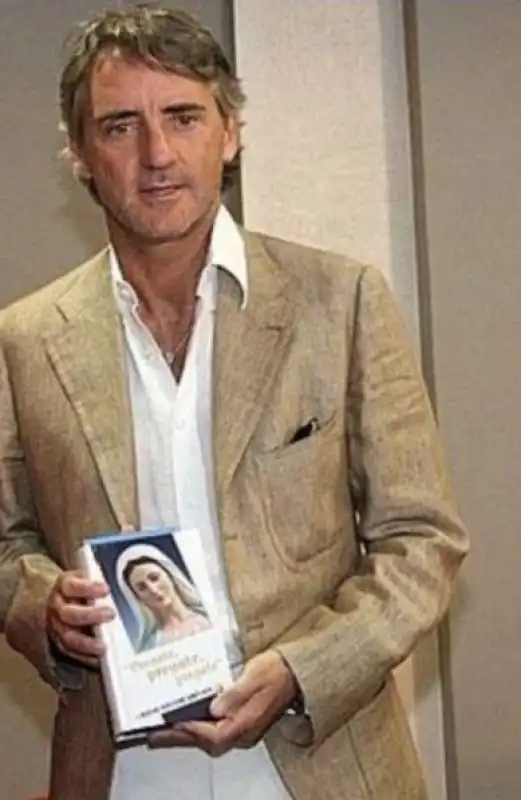 roberto mancini econ un libro sulla madonna