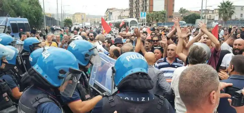 scontri alla manifestazione per il rdc a napoli   4