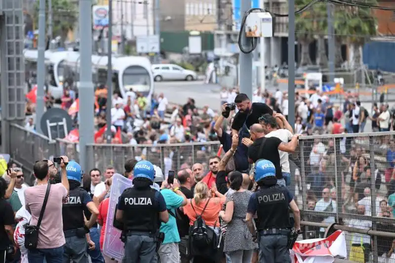 scontri alla manifestazione per il rdc a napoli   7