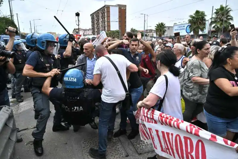 scontri alla manifestazione per il rdc a napoli   8