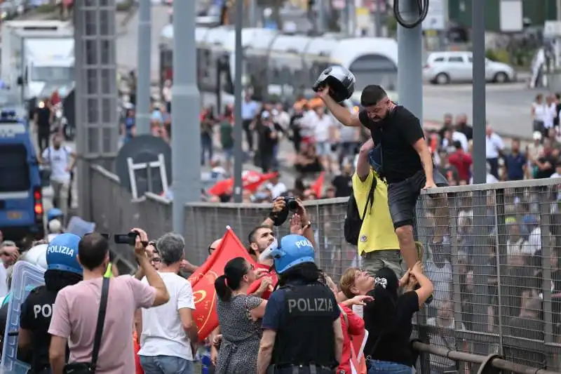 scontri alla manifestazione per il rdc a napoli   9