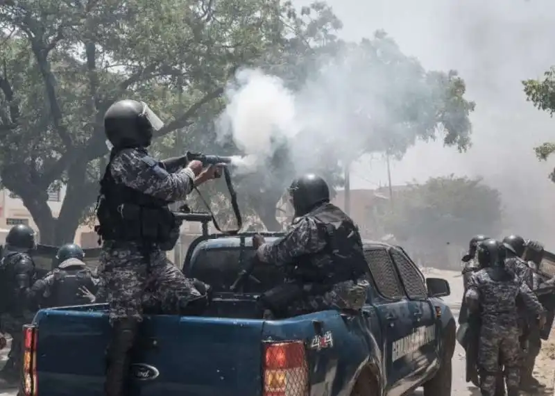 scontri e proteste in senegal   8