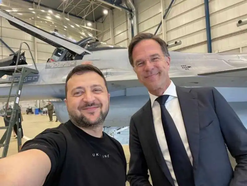 SELFIE DI VOLODYMYR ZELENSKY E MARK RUTTE CON UN F-16 